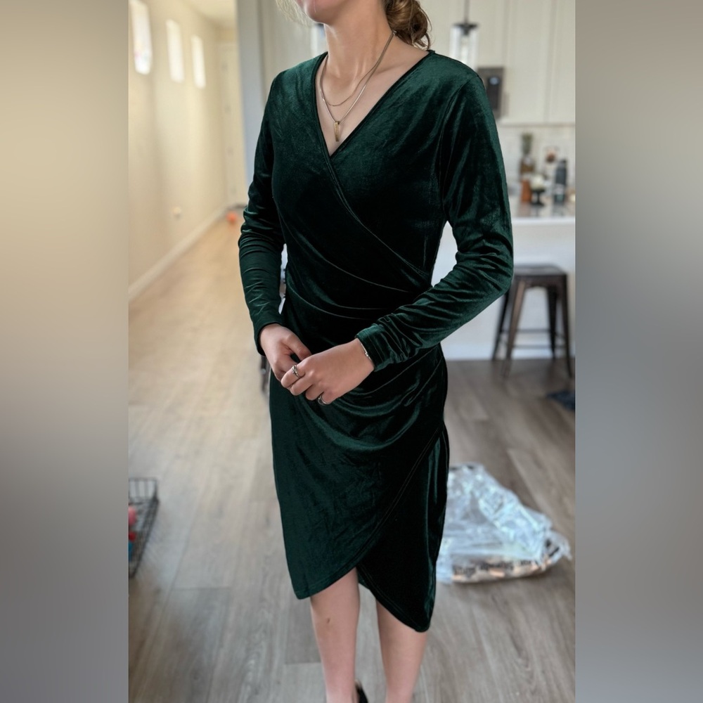 Luxurious Emerald Velvet Long Sleeve Dress